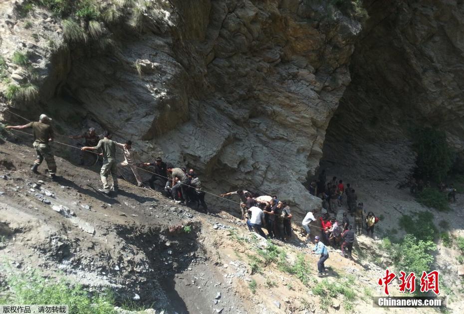 Acidente de ?nibus na índia deixa 16 peregrinos mortos e 27 feridos