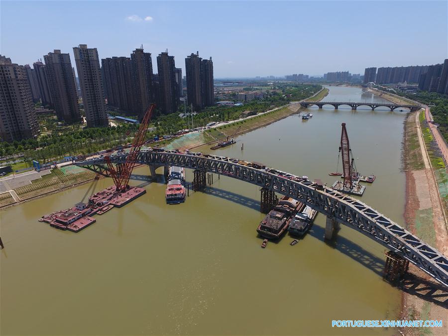 Passarela em constru??o sobre rio Liuyang no centro da China