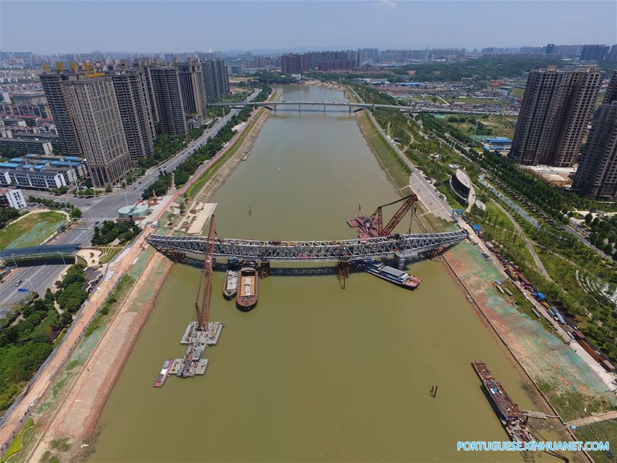 Passarela em constru??o sobre rio Liuyang no centro da China