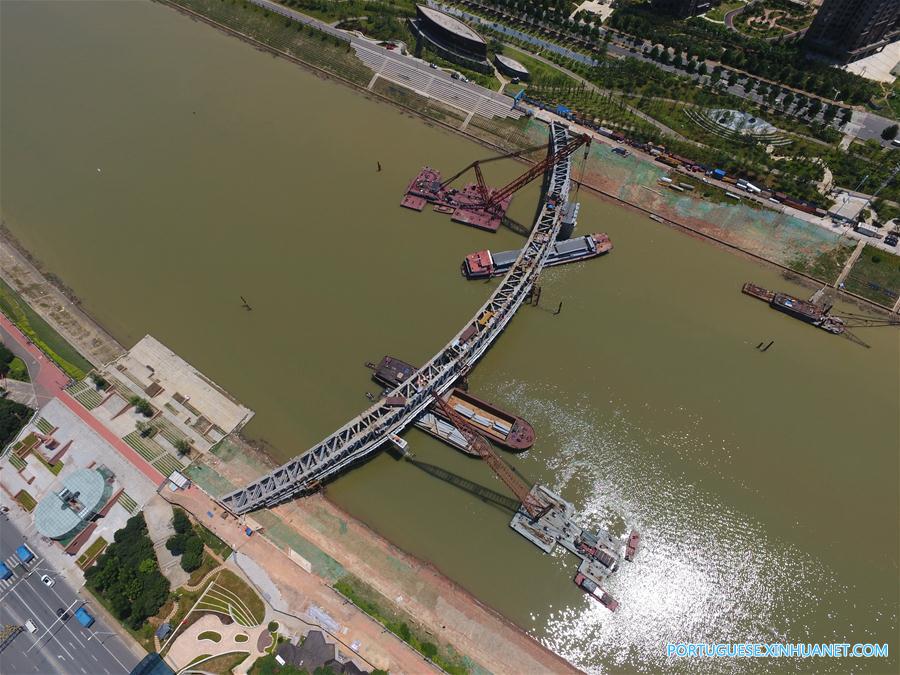 Passarela em constru??o sobre rio Liuyang no centro da China