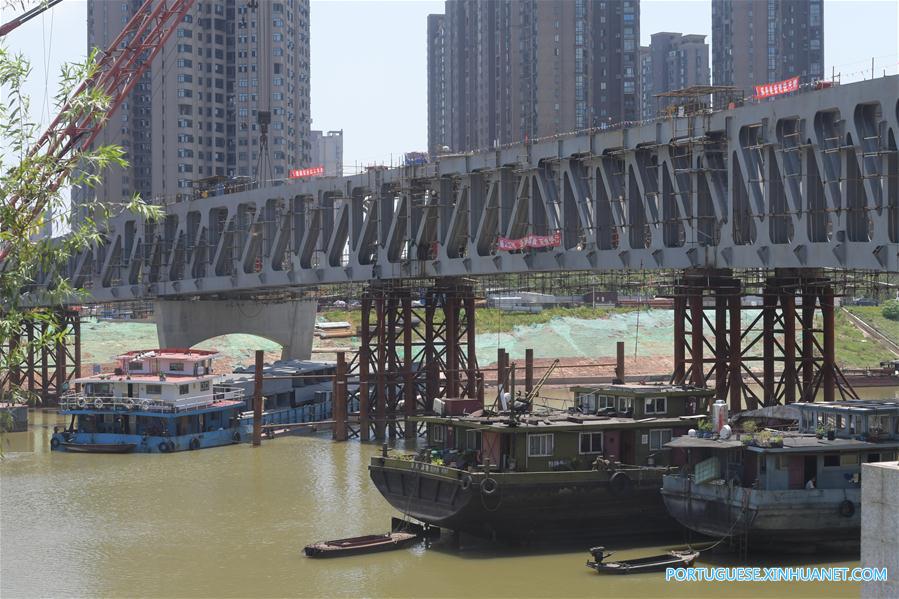 Passarela em constru??o sobre rio Liuyang no centro da China