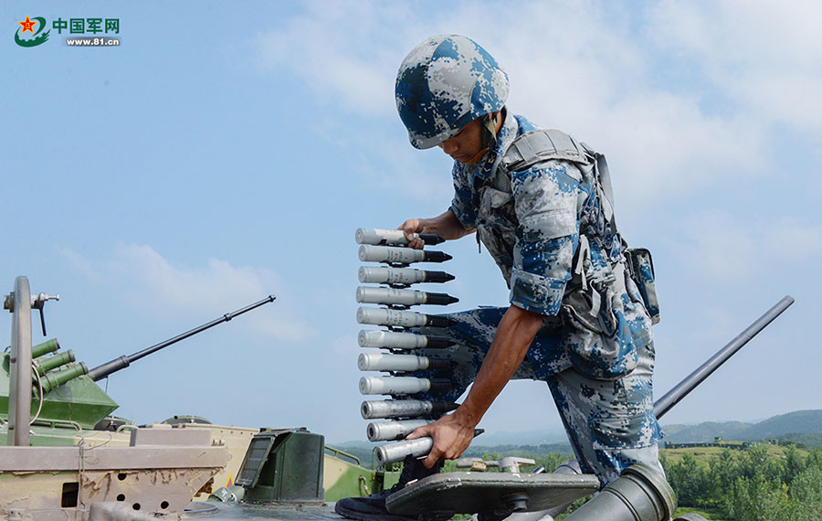 Veículo blindado de combate aerotransportado chinês preparado para competi??o militar internacional