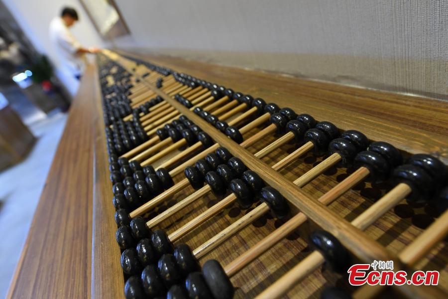 ábaco com 6 metros de comprimento exibido em Taiyuan