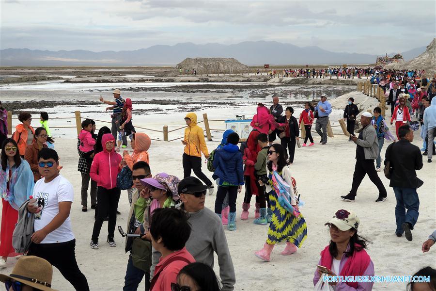 Lago salgado Caka em Qinghai atrai turistas no ver?o