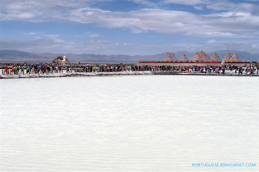 Lago salgado Caka em Qinghai atrai turistas no ver?o