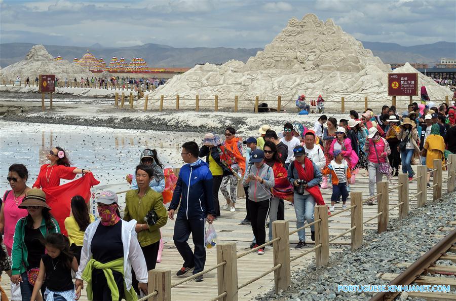 Lago salgado Caka em Qinghai atrai turistas no ver?o