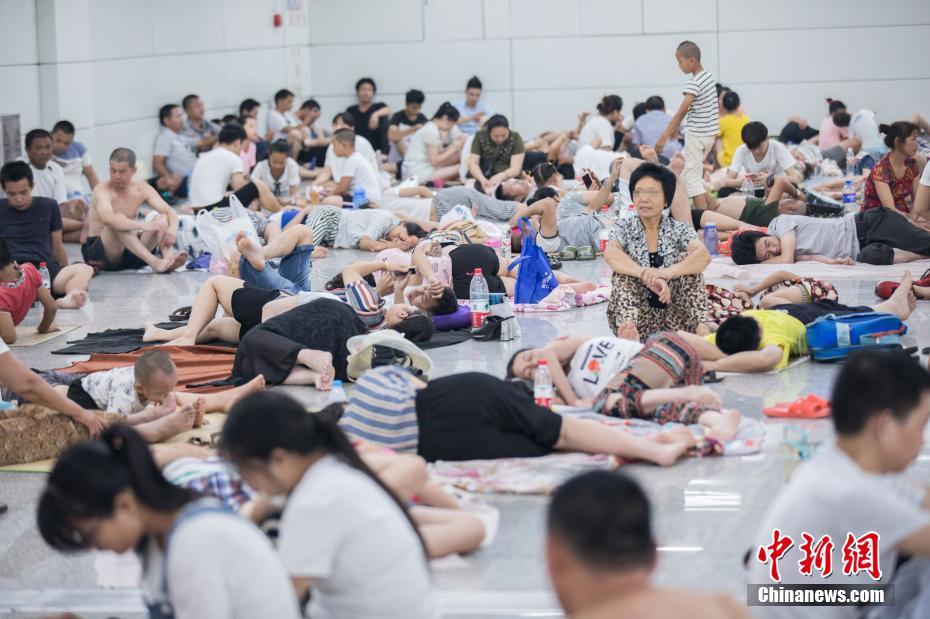 Habitantes descansam em esta??es de metr? para fugir ao calor em Hangzhou