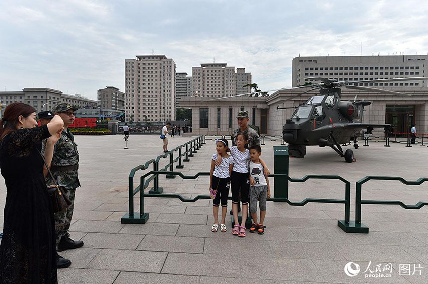 Exposi??o comemorativa do 90o aniversário do Exército de Liberta??o Popular é realizada em Beijing