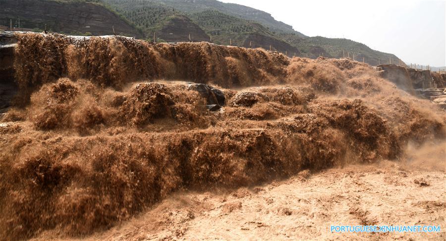Cachoeira Hukou no norte da China entra no período de cheias de ver?o