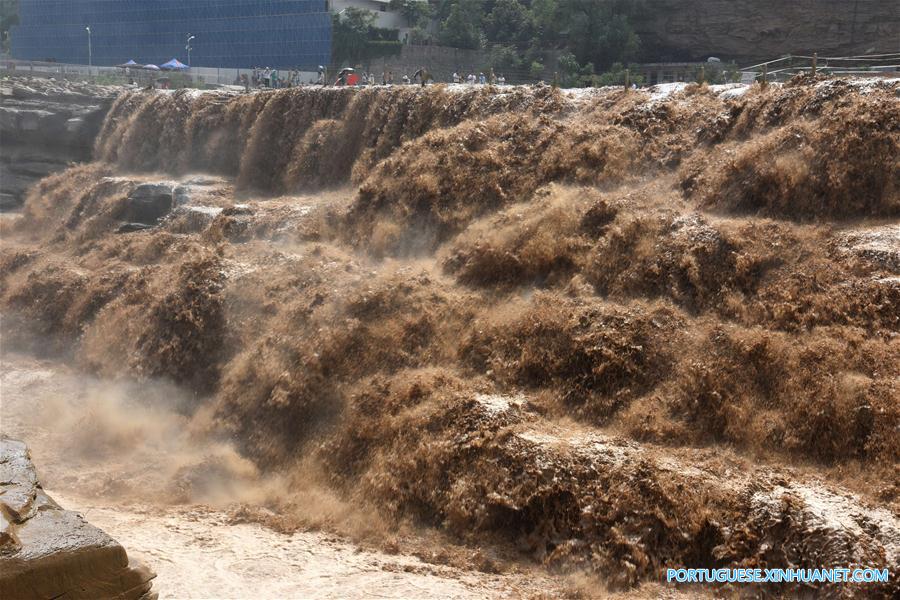 Cachoeira Hukou no norte da China entra no período de cheias de ver?o