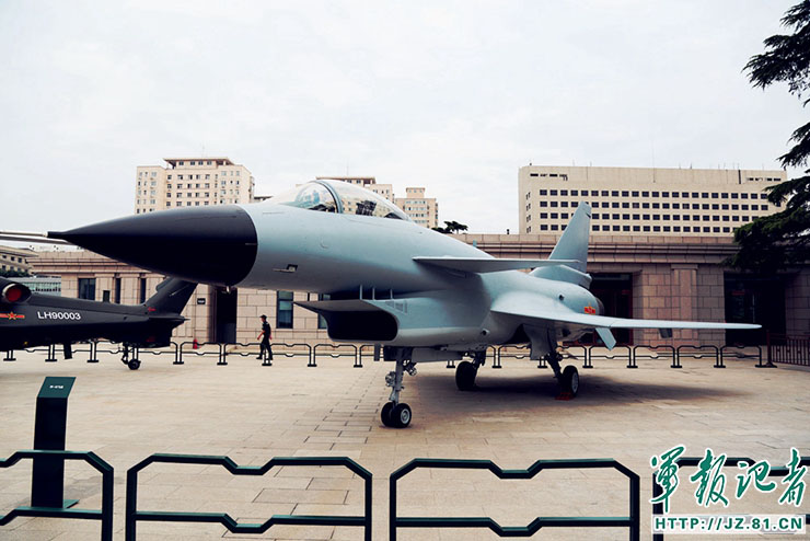 Museu Militar da China exibe equipamentos militares avan?ados