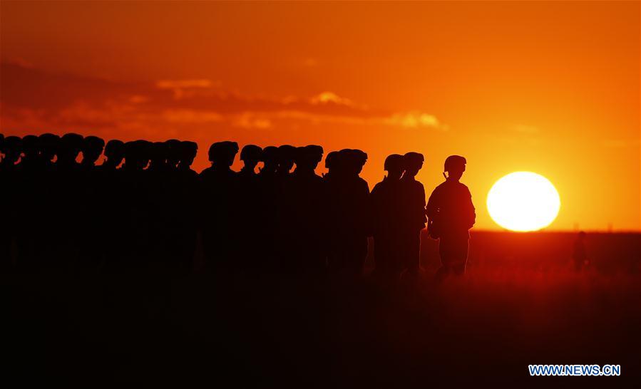 Tropas dispostas ao desfile militar para 90o aniversário do exército chinês
