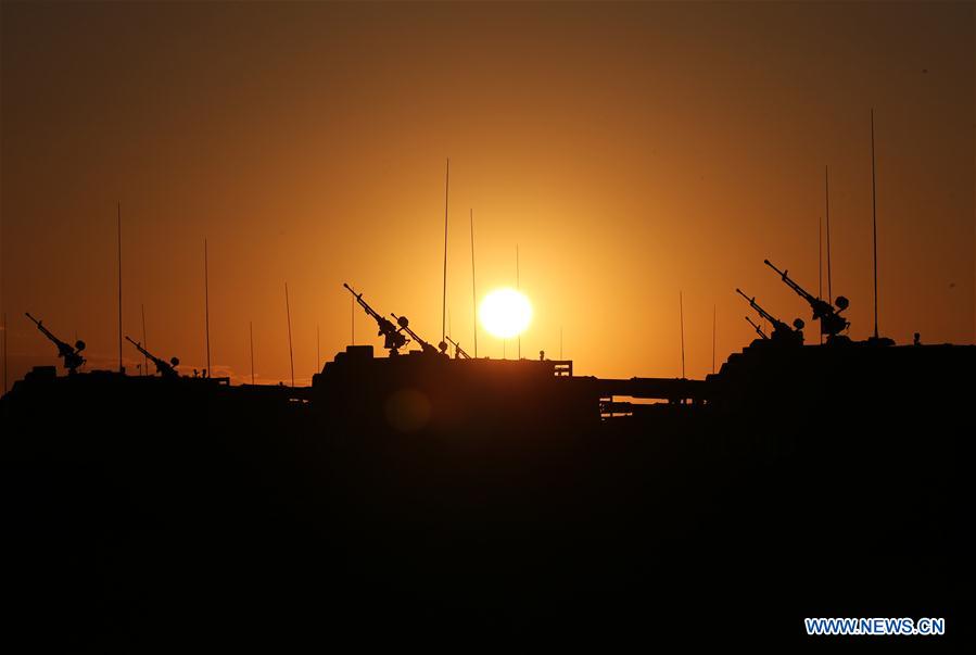 Tropas dispostas ao desfile militar para 90o aniversário do exército chinês