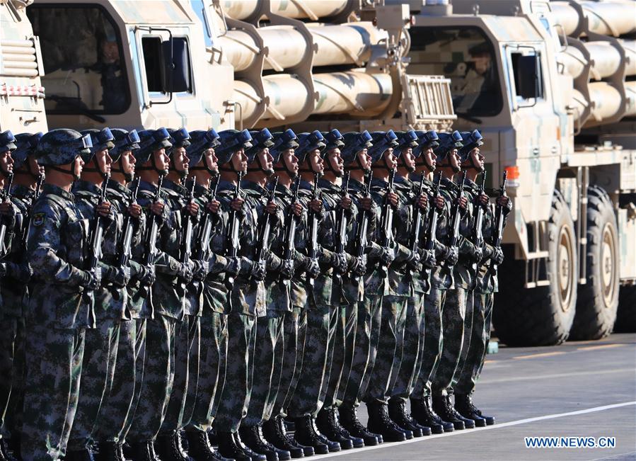 Tropas dispostas ao desfile militar para 90o aniversário do exército chinês