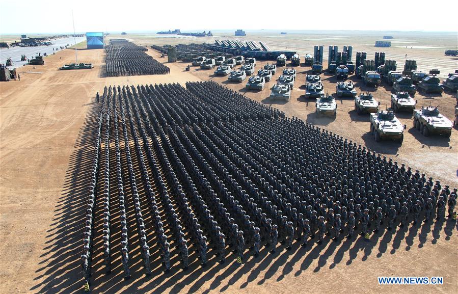Tropas dispostas ao desfile militar para 90o aniversário do exército chinês