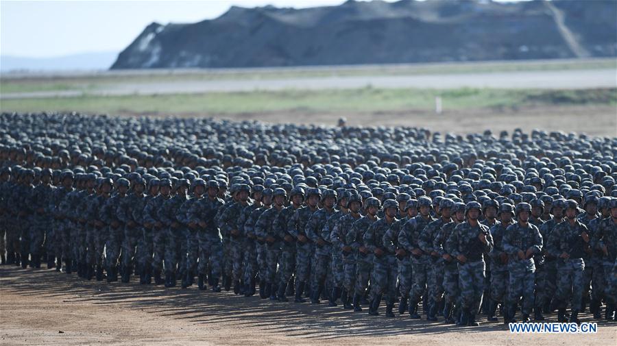 Tropas dispostas ao desfile militar para 90o aniversário do exército chinês