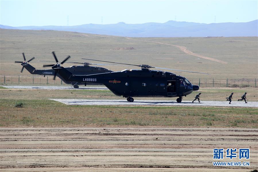 For?as aéreas de combate do exército chinês revistadas no desfile militar