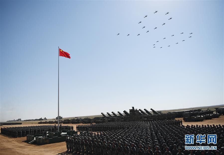For?as aéreas de combate do exército chinês revistadas no desfile militar
