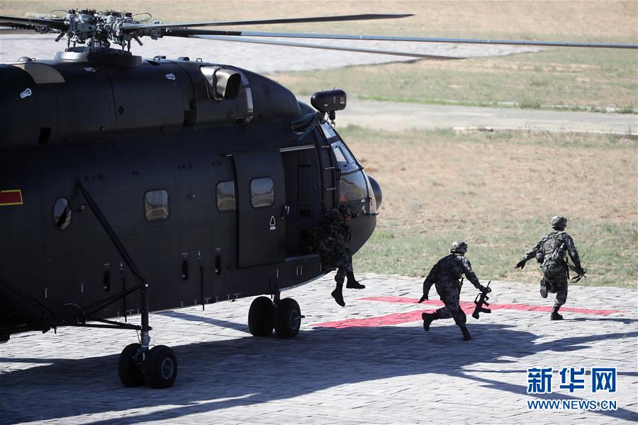For?as aéreas de combate do exército chinês revistadas no desfile militar