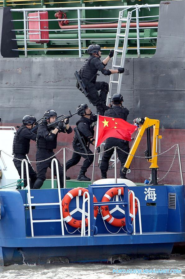 Membros de equipe SWAT participam de exercício em Shanghai, no leste da China