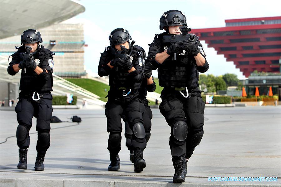 Membros de equipe SWAT participam de exercício em Shanghai, no leste da China