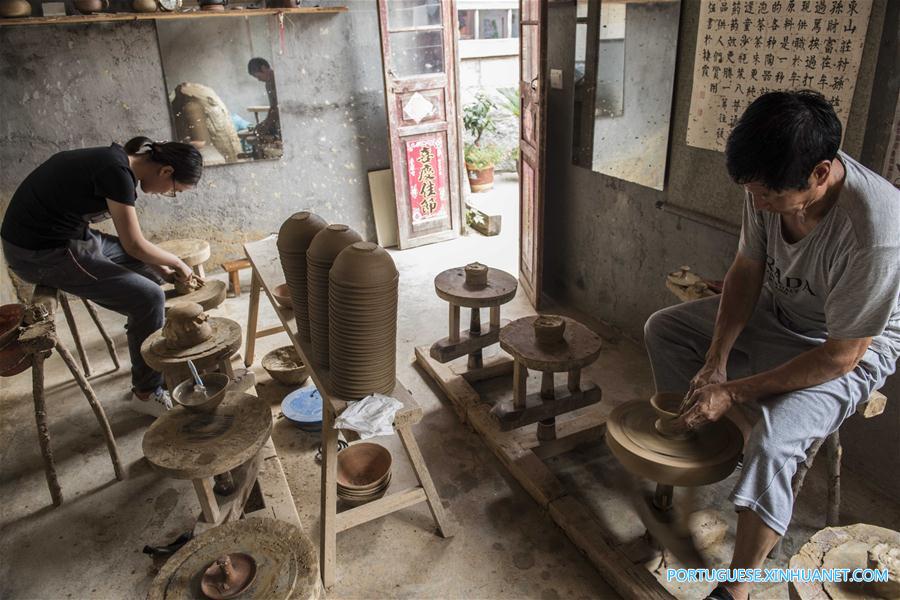 Galeria: Produ??o de tigelas de barro Delu em Shandong
