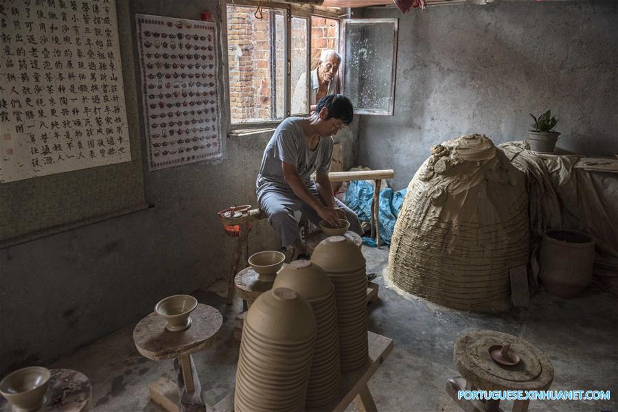 Galeria: Produ??o de tigelas de barro Delu em Shandong