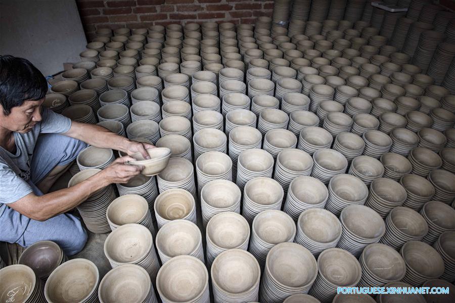 Galeria: Produ??o de tigelas de barro Delu em Shandong