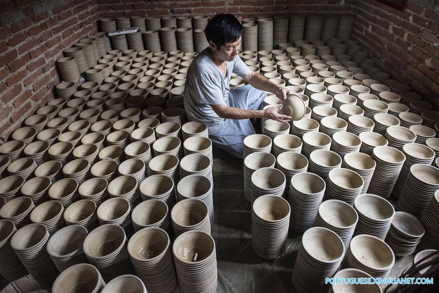 Galeria: Produ??o de tigelas de barro Delu em Shandong