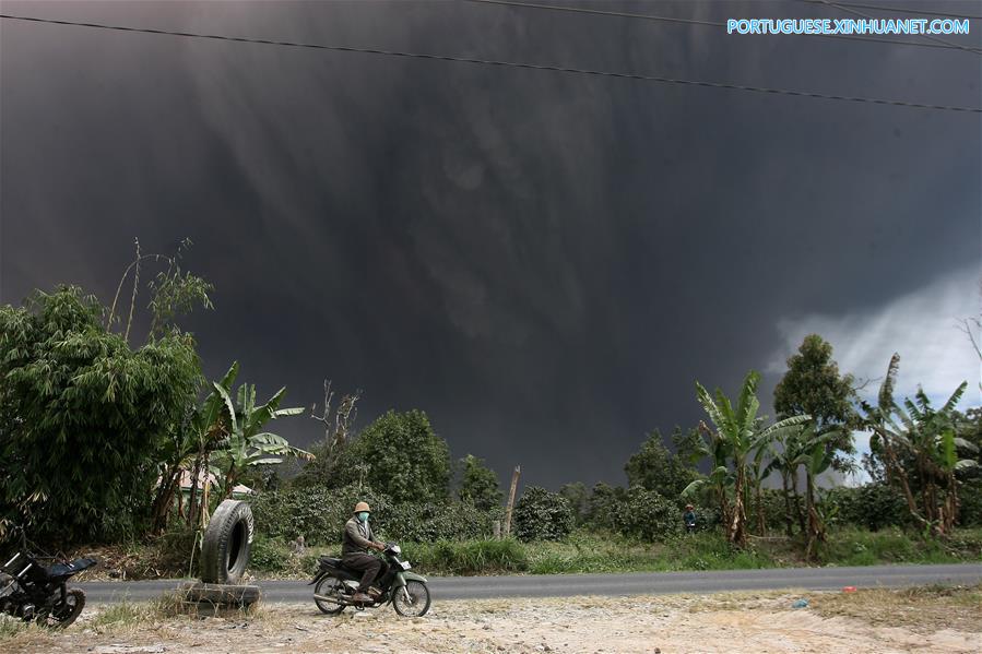 Vulc?o da Indonésia entra em erup??o no norte da ilha de Sumatra