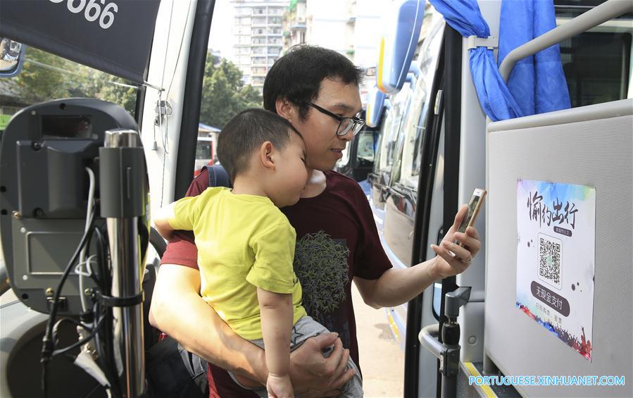 Pagamentos móveis entram em opera??o em linhas de ?nibus em Chongqing, no sudoeste da China