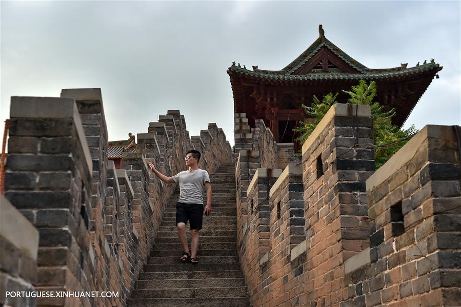 Castelo antigo em Shanxi atrai turistas, no norte da China