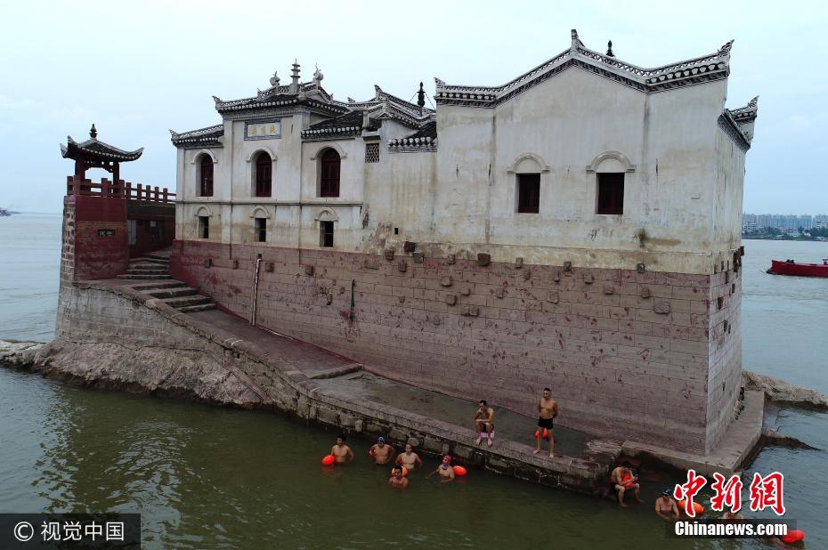 Templo ressurge após inunda??es em Hubei