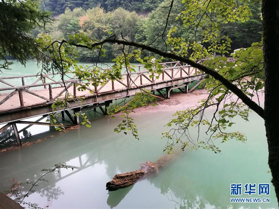 área turística de Jiuzhaigou encerrada após terremoto