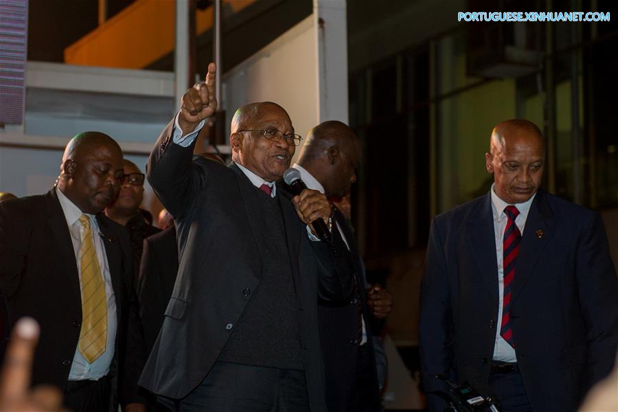 Presidente sul-africano Zuma sobrevive a mo??o de censura por voto secreto
