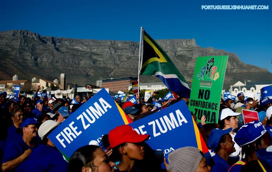Presidente sul-africano Zuma sobrevive a mo??o de censura por voto secreto