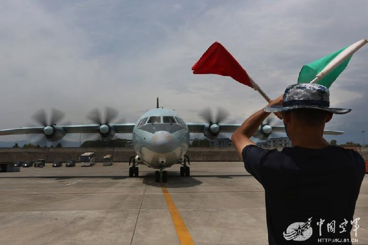 Avi?o militar captura fotos aéreas da regi?o afetada pelo terremoto