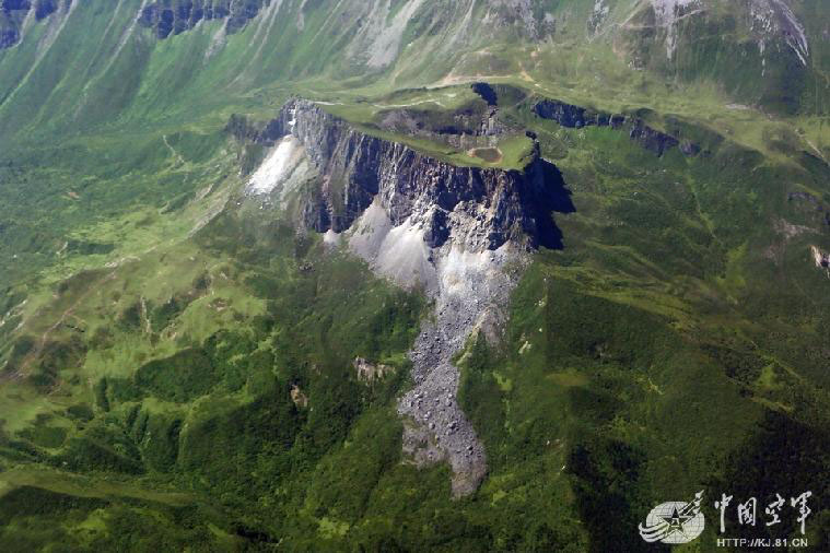 Avi?o militar captura fotos aéreas da regi?o afetada pelo terremoto