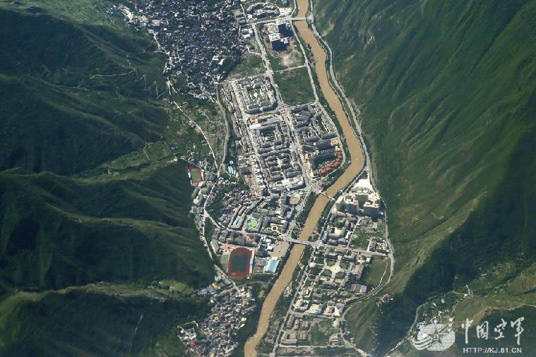 Avi?o militar captura fotos aéreas da regi?o afetada pelo terremoto