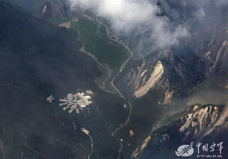 Avi?o militar captura fotos aéreas da regi?o afetada pelo terremoto