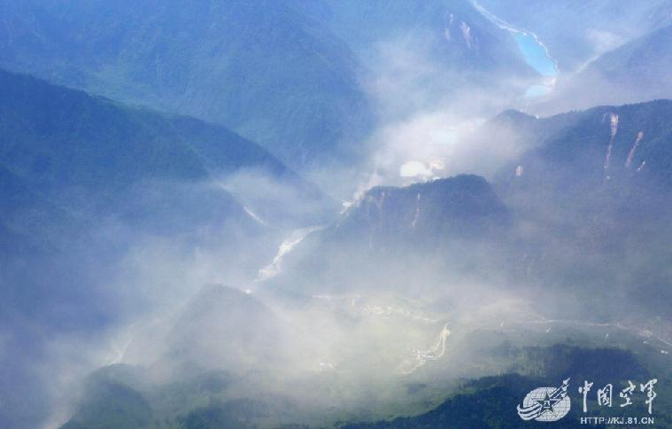 Avi?o militar captura fotos aéreas da regi?o afetada pelo terremoto