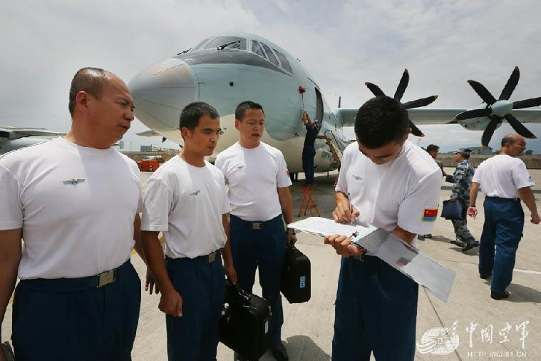 Avi?o militar captura fotos aéreas da regi?o afetada pelo terremoto