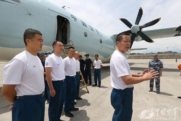 Avi?o militar captura fotos aéreas da regi?o afetada pelo terremoto