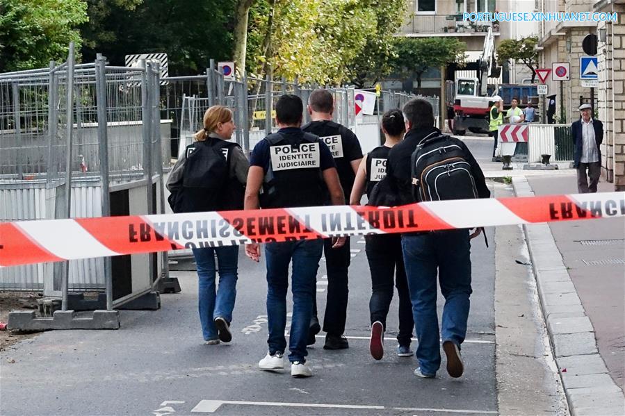 Carro atropela soldados franceses e foge