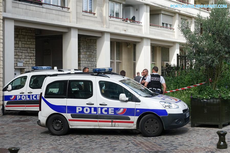 Carro atropela soldados franceses e foge
