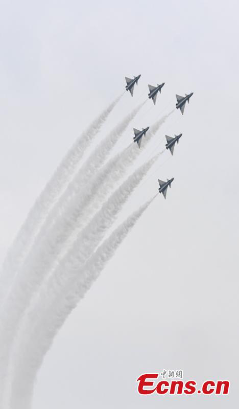 Galeria: Equipe de Acrobacias Aéreas Bayi participa nos Jogos Internacionais do Exército