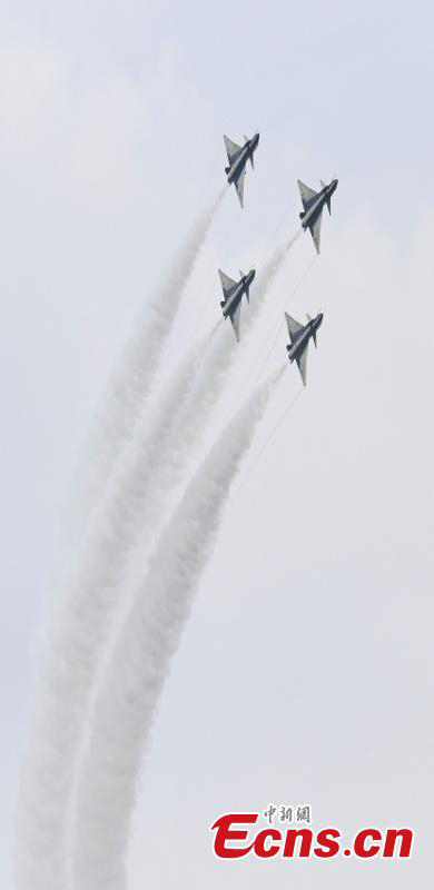 Galeria: Equipe de Acrobacias Aéreas Bayi participa nos Jogos Internacionais do Exército