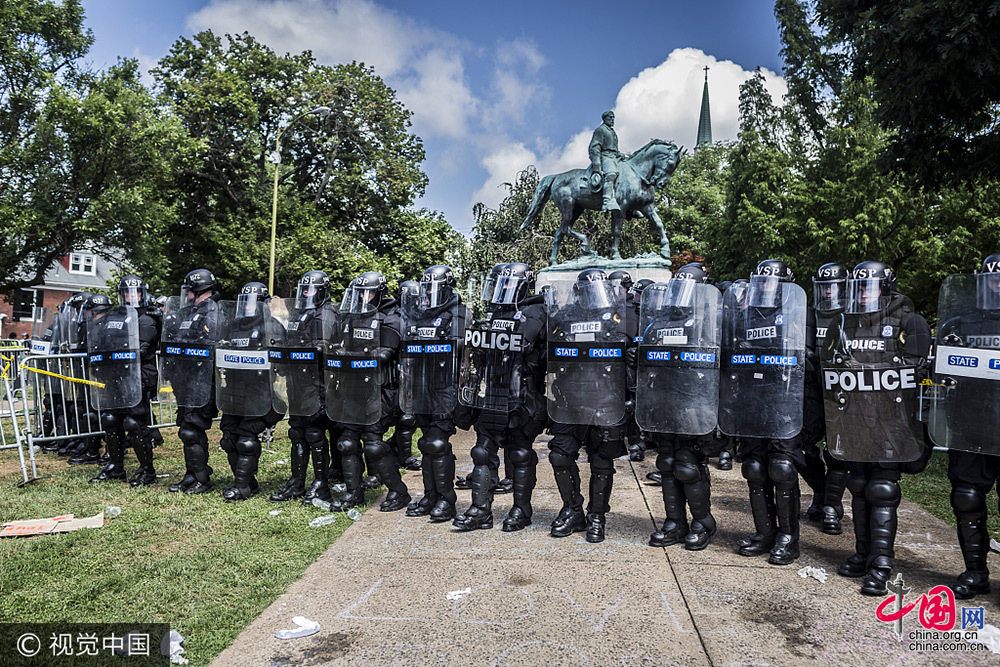 Manifesta??o supremacista branca na Virgínia causa três mortos e 34 feridos