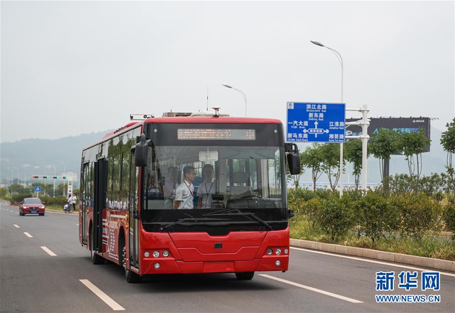 Primeiro ?nibus inteligente sem motorista entra em fase de teste na China