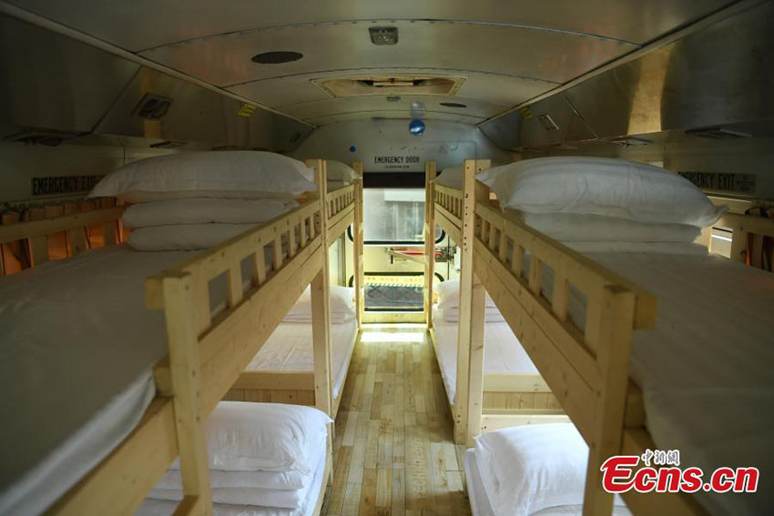Autocarro escolar convertido em albergue atrai visitantes em Chongqing